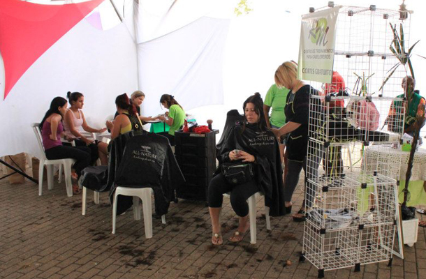 Visitantes podem cortar o cabelo gratuitamente no local até sexta-feira | Foto: CCS / Divulgação / OA