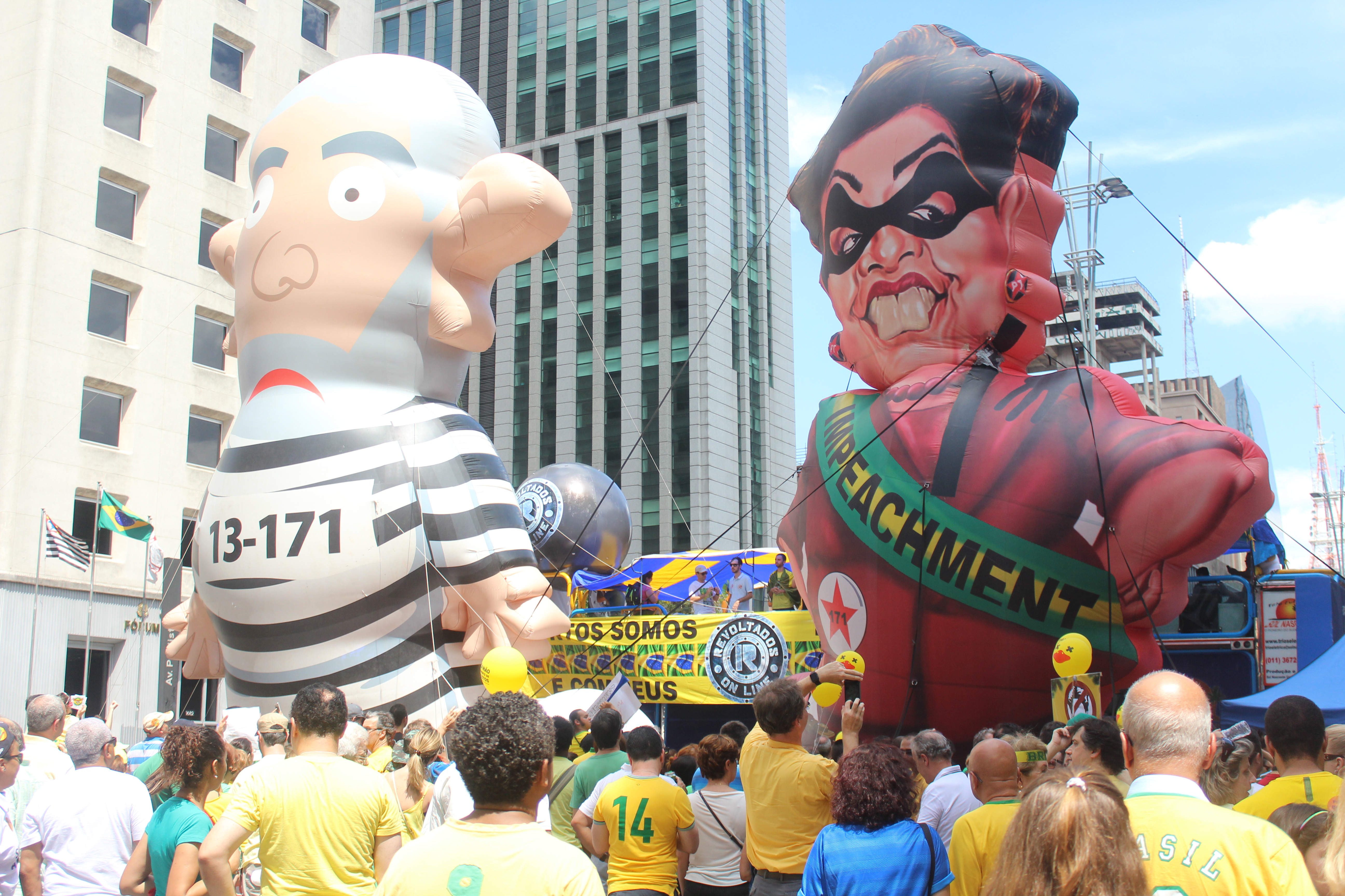 Ato em São Paulo teve bonecos infláveis de Lula e Dilma | Foto: André Tambucci / Fotos Públicas / OA