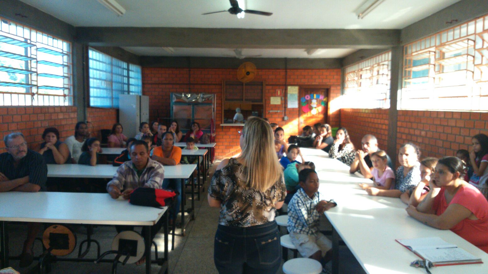 Comunidade escolar reunida definiu organizar abaixo-assinado Foto: Priscila Duarte / Divulgação / OA 