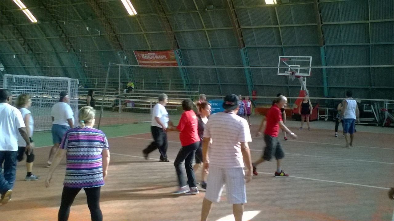 Futsal divide espaço com atividades para a melhor idade / Foto: Mariú Delanhese / OA