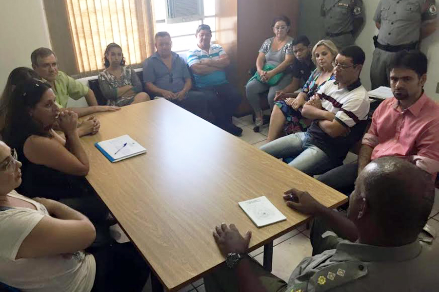 Reunião entre representantes da comunidade do bairro e comando da Brigada Militar buscou ampliação do policiamento na região | Foto: Divulgação / OA