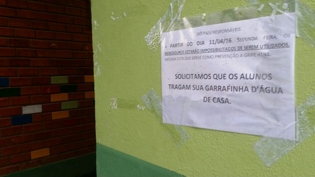 Cartaz na parede da escola informada mudança na rotina dos alunos para evitar transmissão da doença | Foto: Jonathas Costa / OA