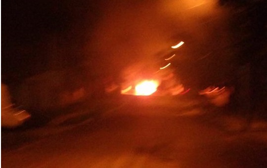 Imagem enviada por leitor mostra o momento em que o carro estava queimando | Foto: Arquivo Pessoal / OA
