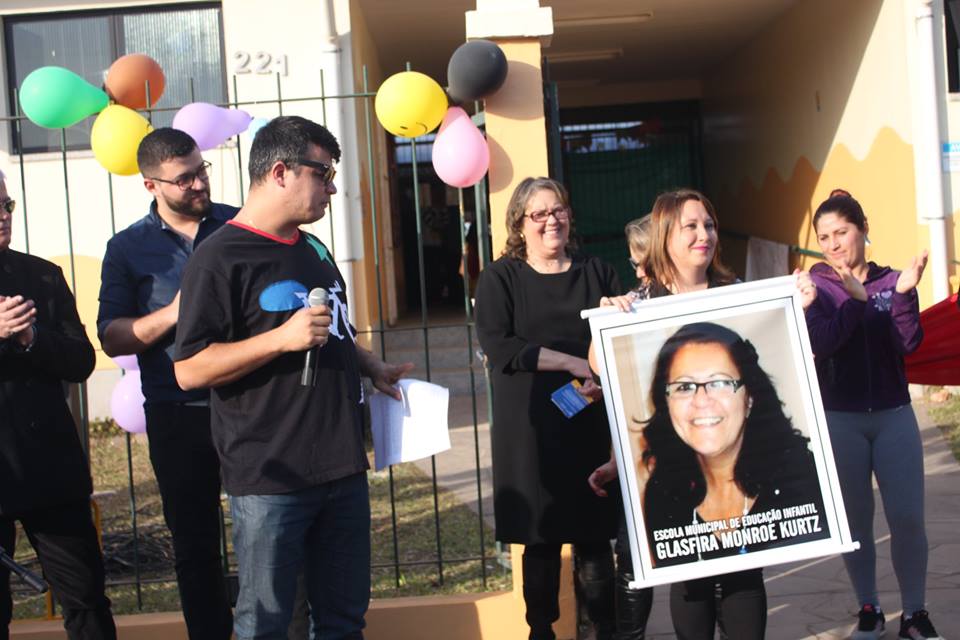 Familiares presentearam a EMEI com uma foto da professora homenageada / Foto: CCS / Divulgação / OA