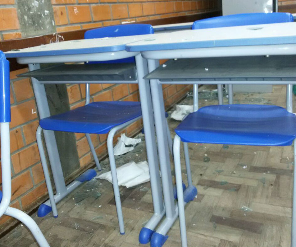 Havia risco dos alunos se ferirem na Escola Alice de Carvalho / Foto: Priscila Duarte / Especial / OA