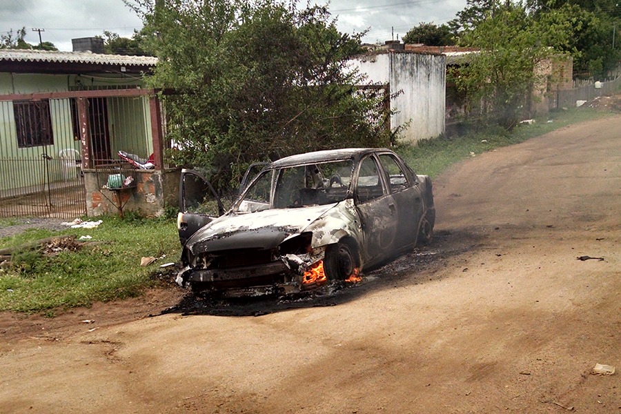 Carro foi encontrado em chamas / Foto: Airton Jesus Gonçalves da Silveira / Especial / OA