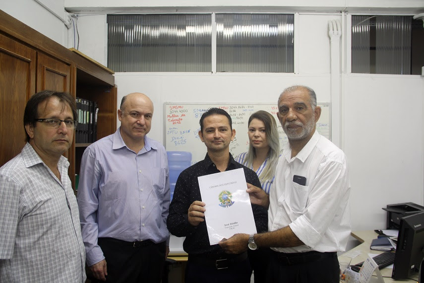 Grupo do gabinete do deputado Stédile esteve em Alvorada na manhã desta terça / Foto: Magno Derlon / Divulgação / OA
