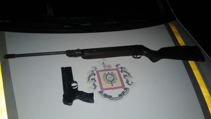 Dupla roubou com um espingarda de chumbinho e réplica de pistola / Foto: 24º BPM / Divulgação / OA