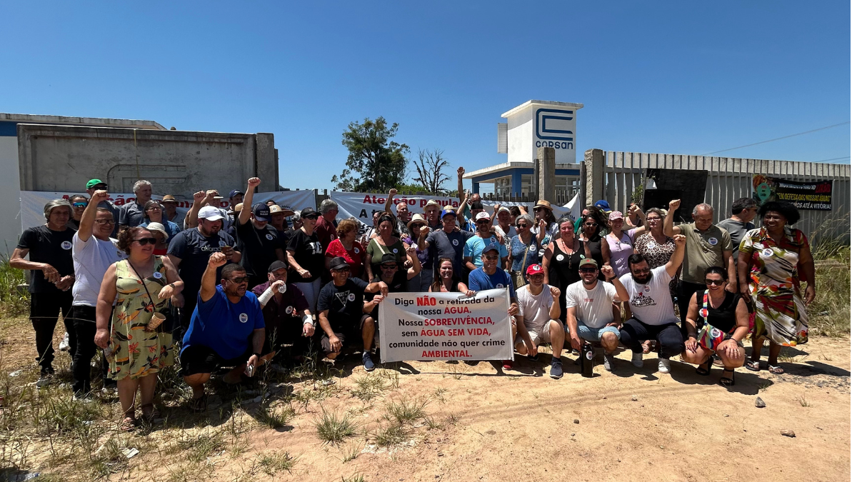 Moradores de Alvorada Viamão protestam em frente à ETA Itapuã por abandono da obra que abasteceria as duas cidades