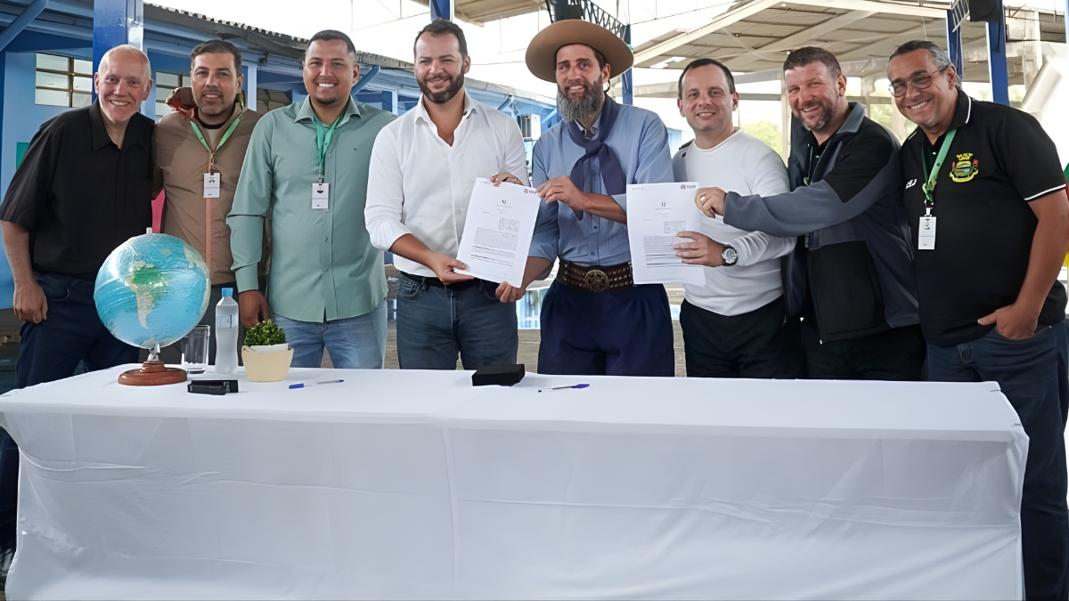 Governo do Estado assina convênio para revitalização de quadra esportiva em Alvorada