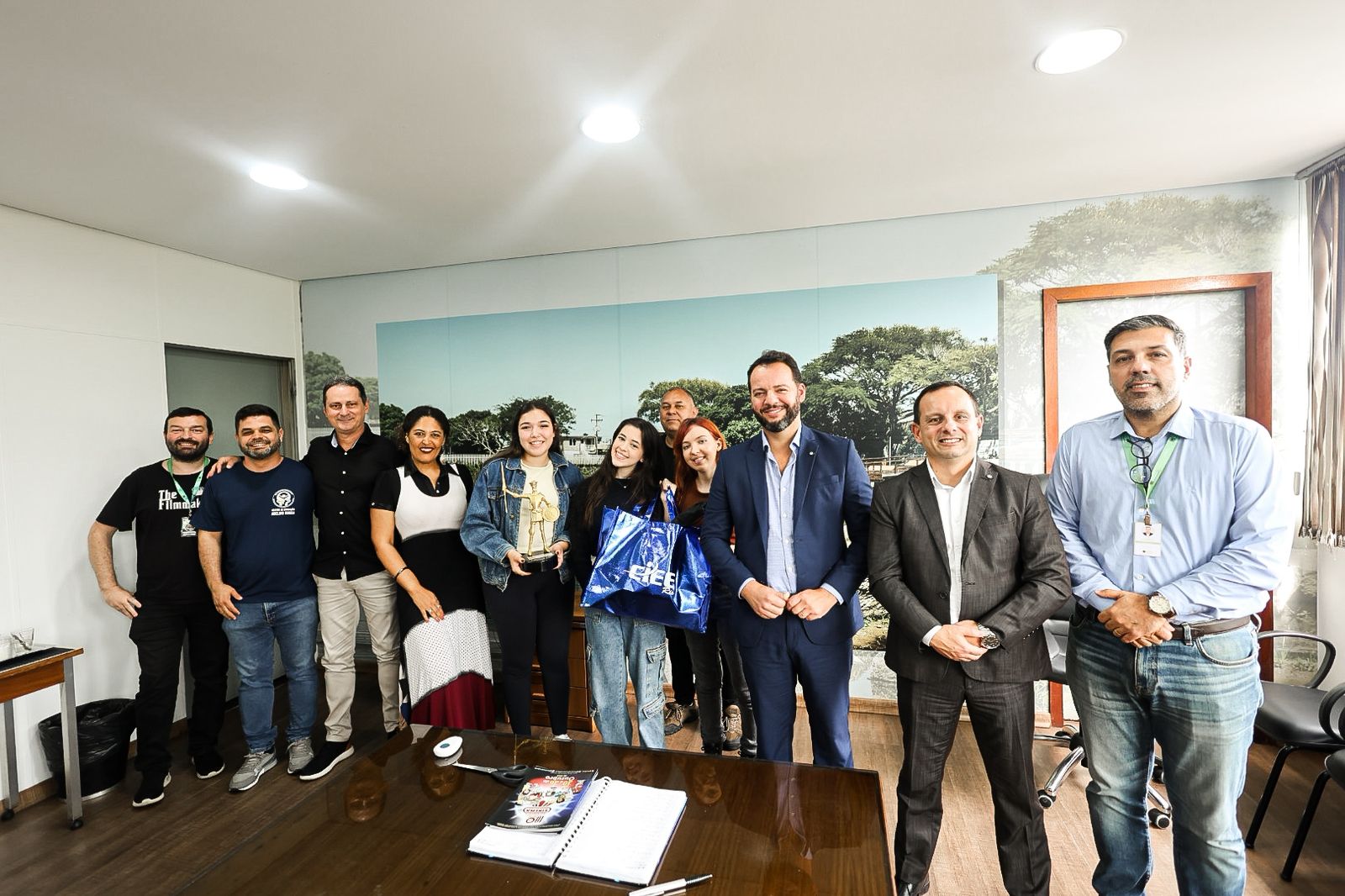 Centro de Educação Adelino Borba recebe produtor cultural Roberto Monzo para entrega de prêmio e troca de experiências