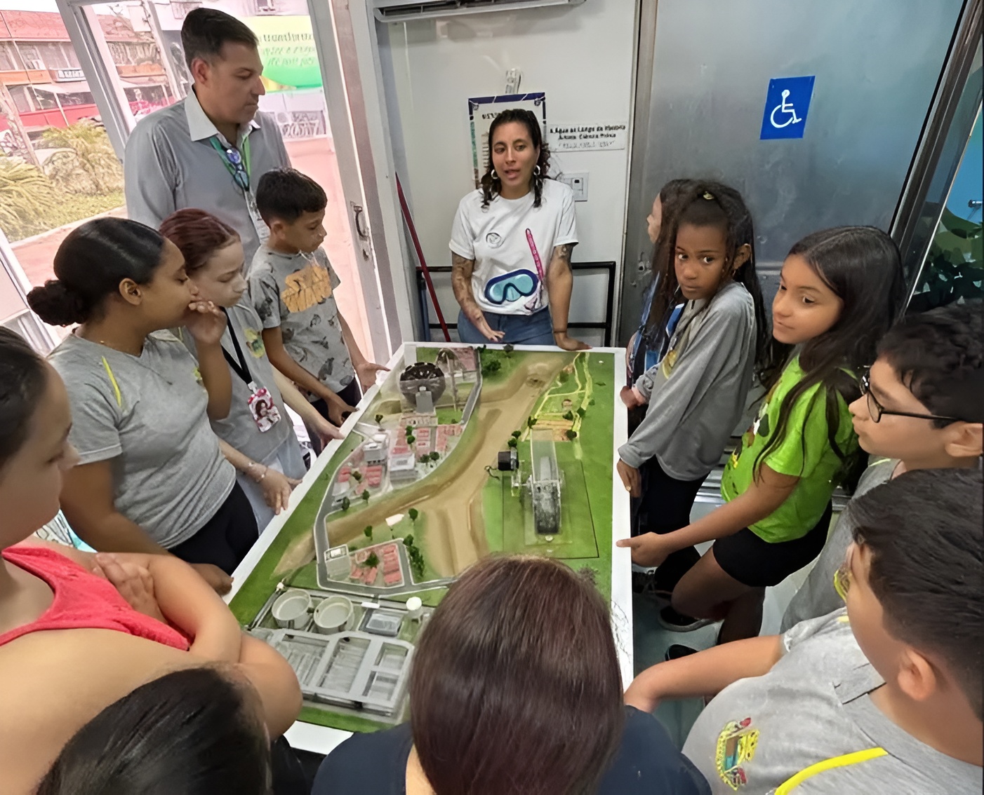 Alunos da rede pública participam de exposição interativa sobre a importância da água