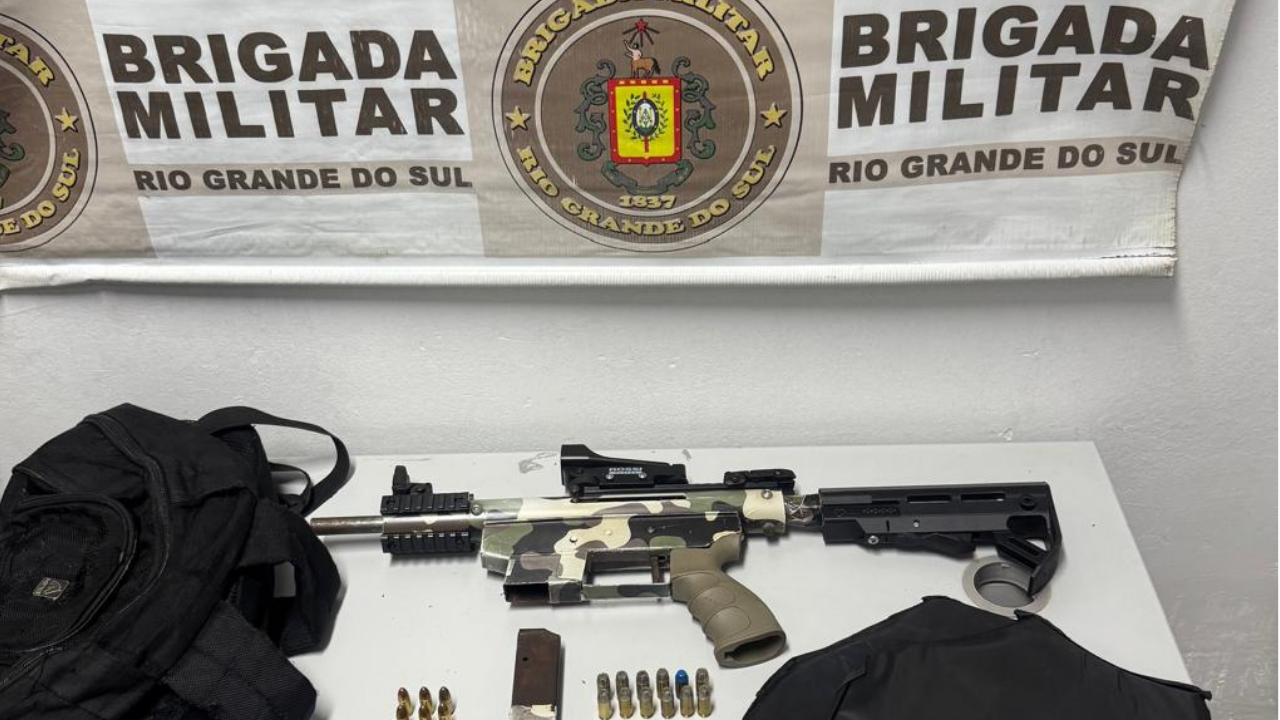 Brigada Militar prende homem com submetralhadora no bairro Piratini