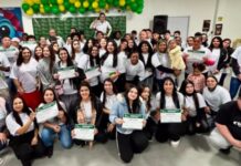 100 jovens recebem certificados em formatura do CRJ reconstrução de Alvorada