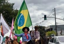 Cavalgada do Outubro Rosa percorre ruas de Alvorada