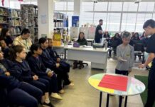 Alunos participam de oficina de mágica em biblioteca municipal
